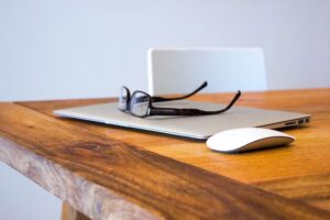 clutter free desk laptop